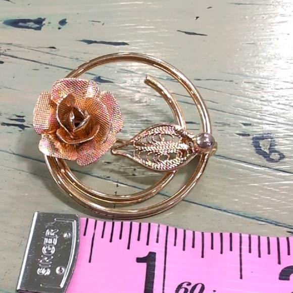Sarah Coventry | Vintage Gold Tone Floral Rose Leaf Circular Brooch 1" - Picture 8 of 8